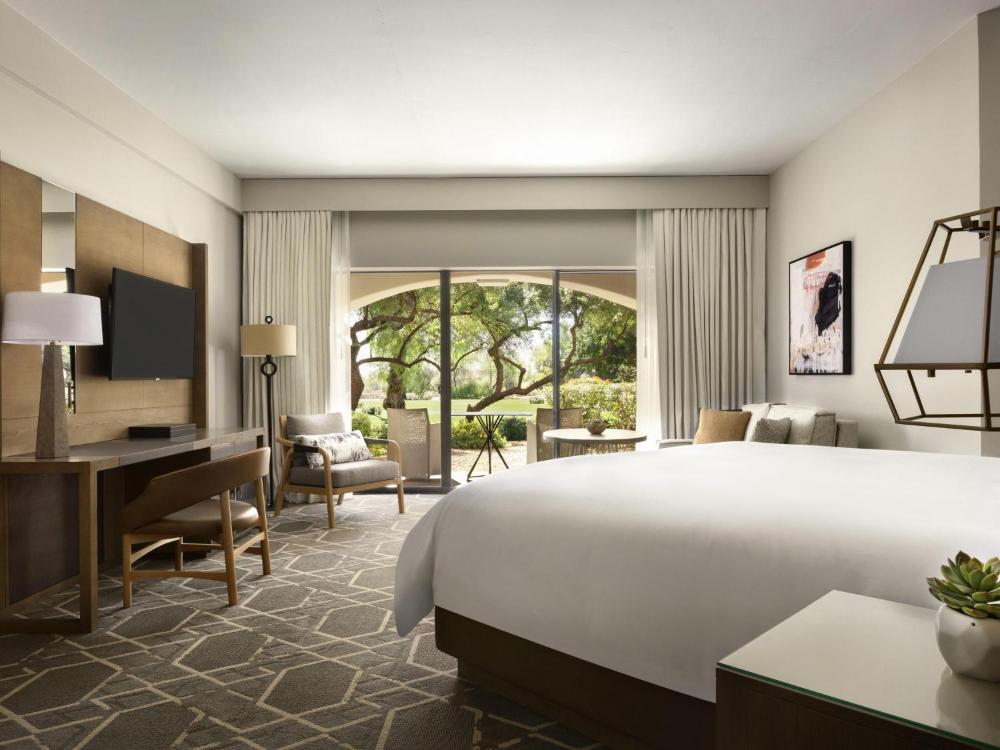 Fairmont King Room with Balcony and Golf View interior